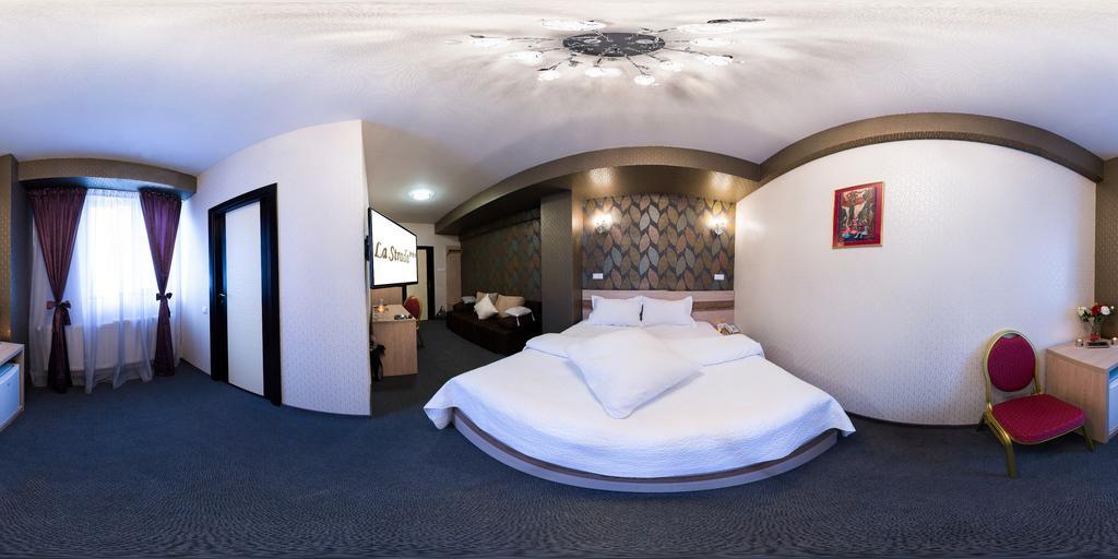 Hotel La Strada Ploieşti Rom bilde